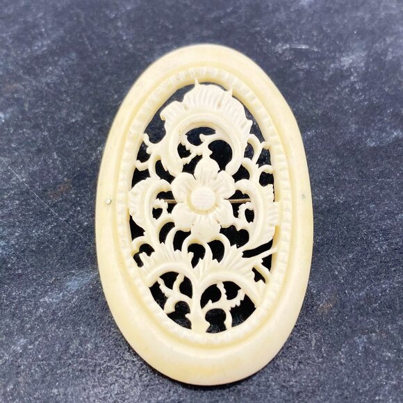 VINTAGE Molded ivory plastic oval shaped brooch with flower and leaf design pin - Picture 4 of 8
